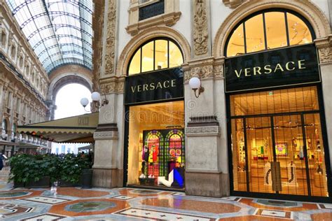 negozio di versace a milano|versace stores in milan.